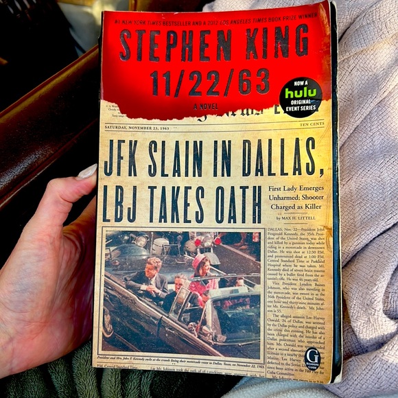 Stephen King “11/22/63” and Kristin Hannah “Firefly Lane” - Picture 2 of 7